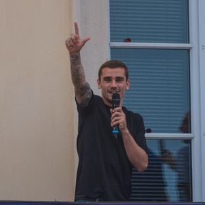 Le footballeur français Antoine Griezmann salue les fans dans sa ville natale de Macon, dans l'est de la France, le 20 juillet 2018, après la victoire de la France lors de la finale de la Coupe du monde de football Russie 2018.  Photo Julien Reynaud/APS-Medias/ABACAPRESS.COM