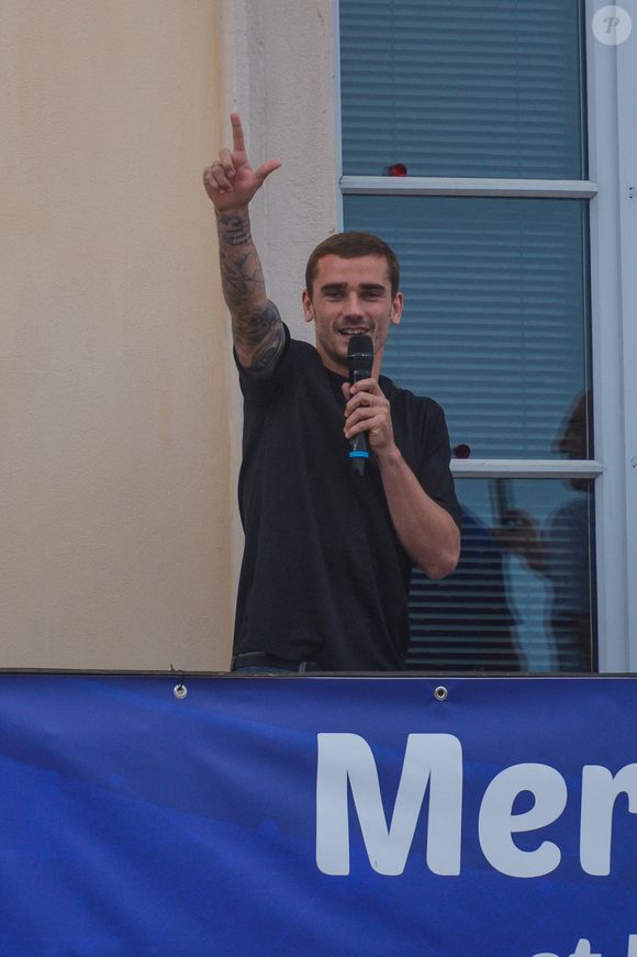 Le footballeur français Antoine Griezmann salue les fans dans sa ville natale de Macon, dans l'est de la France, le 20 juillet 2018, après la victoire de la France lors de la finale de la Coupe du monde de football Russie 2018.  Photo Julien Reynaud/APS-Medias/ABACAPRESS.COM