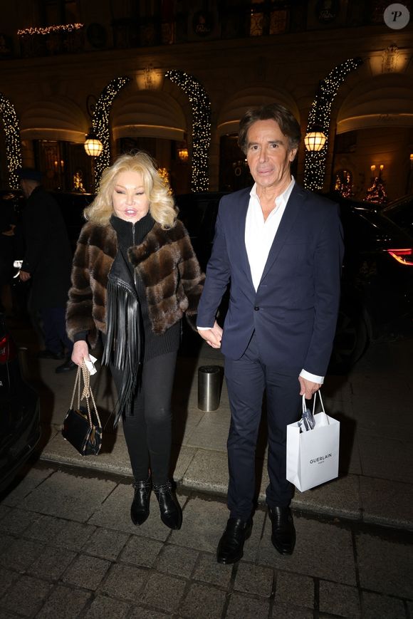 Un hommage lui sera rendu à Paris dans les prochains jours comme l'annonce son faire-part

Jocelyn Wildenstein et Lloyd Klein à Paris devant le Ritz le 17 décembre 2024. ©Backgrid USA / Bestimage