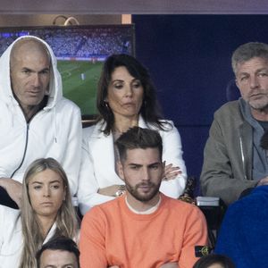 Zinedine Zidane et sa femme Véronique, Luca Zidane et sa compagne Marina, Théo Zidane - Les célébrités assistent à la victoire du Real Madrid face à Liverpool (1-0) en finale de la Ligue des Champions au stade de France, le 28 mai 2022. © Cyril Moreau / Bestimage