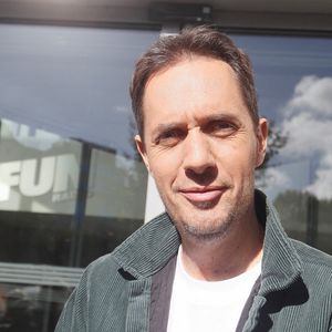 Sur le titre "Le sens de la famille" qu'elle slame avec Grand corps malade
Grand Corps Malade - Les invités de l'émission "Les Grosses Têtes" à la sortie des studios de RTL à Neuilly-sur-Seine, FRance, le 22 octobre 2024. © Jonathan Rebboah/Panoramic/Bestimage