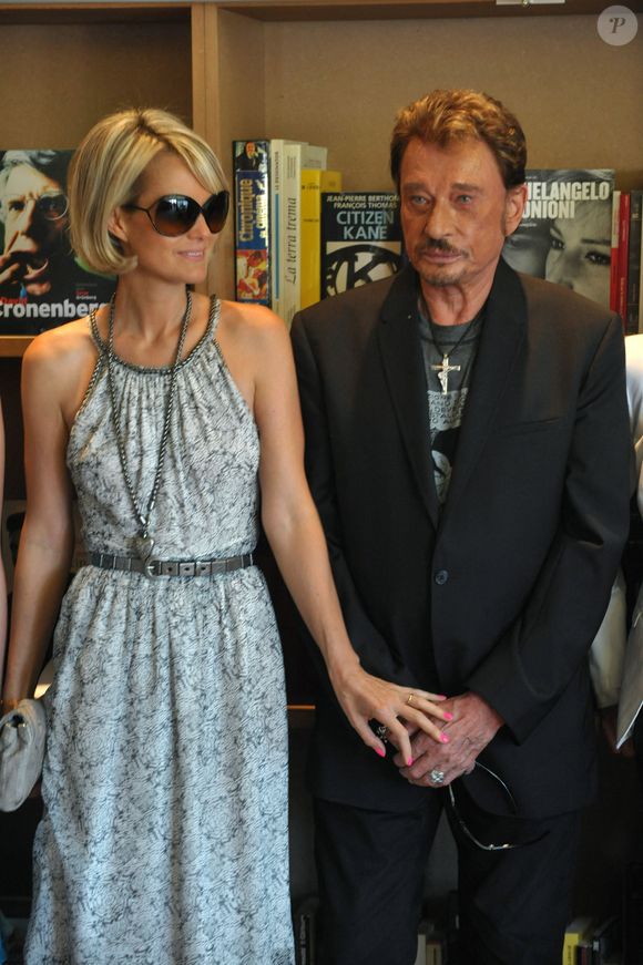 Johnny et Laeticia Hallyday posent au Café des Palmes lors du 62ème Festival International du Film de Cannes à Cannes, France, le 18 mai 2009. ©. Photo par Gorassini-Guignebourg/ABACAPRESS.COM
