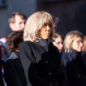 Brigitte Macron marche près de la rue Nicolas Appert lors des commémorations marquant les 10 ans de l'attentat islamiste contre le journal satirique Charlie Hebdo. © Alexis Jumeau/Pool/Bestimage