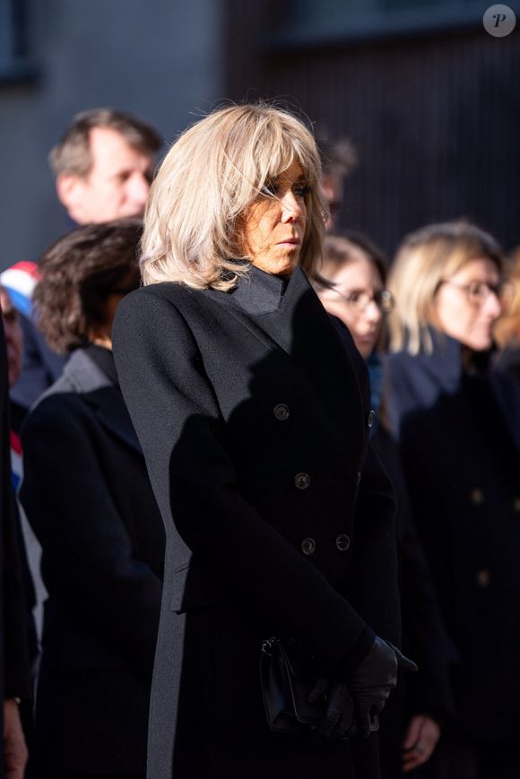 Brigitte Macron marche près de la rue Nicolas Appert lors des commémorations marquant les 10 ans de l'attentat islamiste contre le journal satirique Charlie Hebdo. © Alexis Jumeau/Pool/Bestimage