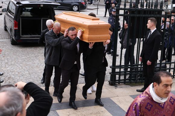 Le cercueil arrive à la cérémonie funéraire de Rolland Courbis à l'église de la Madeleine à Paris, France, le 14 janvier 2026. Photo par Jerome Domine/ABACAPRESS.COM