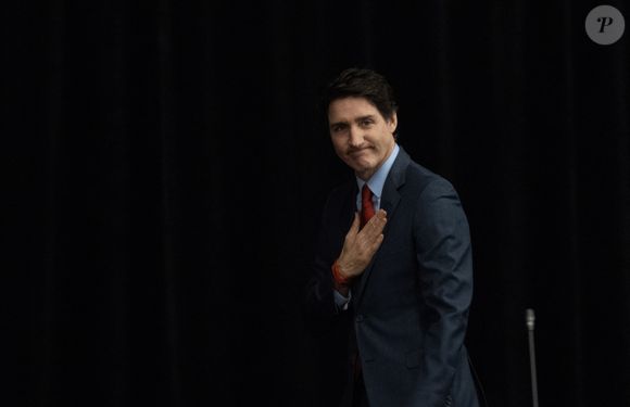 les deux tourtereaux ont officialisé leur couple à Paris en s'affichant main dans la main le 25 octobre 2025.

L'ancien Premier ministre Justin Trudeau quitte la scène après avoir pris la parole lors du Forum national sur la lutte contre l’antisémitisme, le jeudi 6 mars 2025 à Ottawa. © Adrian Wyld/The Canadian Press via ZUMA Press