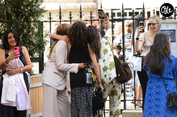 Le couple est arrivé dans une Porsche décapotable et a gardé la cérémonie secrète jusqu’au bout.

 Arrivées au mariage civil de Thylane Blondeau et Benjamin Attal à la mairie du 16ème arrondissement de Paris le 29 juin 2026.
Agence / Bestimage