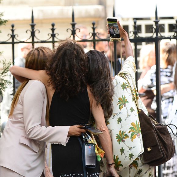 Le couple est arrivé dans une Porsche décapotable et a gardé la cérémonie secrète jusqu’au bout.

 Arrivées au mariage civil de Thylane Blondeau et Benjamin Attal à la mairie du 16ème arrondissement de Paris le 29 juin 2026.
Agence / Bestimage
