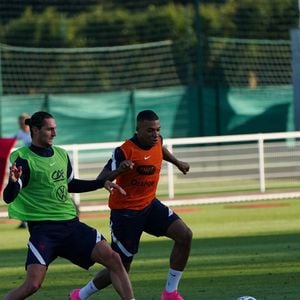 Kylian Mbappe vs Adrien Rabiot - Entraînement de l'équipe de France de football à Clairefontaine, le 31 août 2020. (Panoramic / Bestimage).