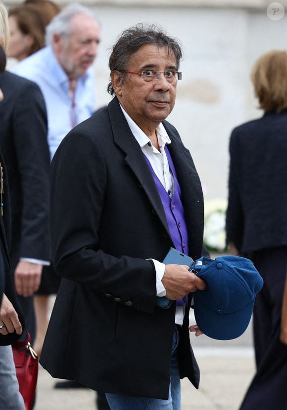 Laurent Voulzy quittant la cérémonie d'enterrement de la chanteuse française Françoise Hardy au crématorium du Père Lachaise à Paris, France, le 20 juin 2024. Photo par Raphael Lafargue/ABACAPRESS.COM