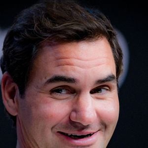 Enfin, l'autre grande source de revenus de Roger Federer réside en... l'investissement.

Roger Federer pendant le jour 1 de l'Australian Open 2026 au Parc de Melbourne le 18 janvier 2026. © PsnewZ/Bestimage
