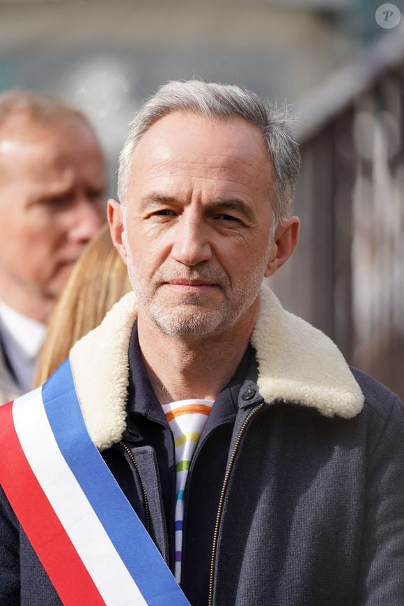 Emmanuel Grégoire estime que le chanteur devrait se retirer temporairement de la scène médiatique.

Emmanuel Grégoire lors de la cérémonie en hommage aux victimes homosexuelles de la déportation et à toutes les personnes LGBTQIA+ persécutées à travers l'Histoire au Jardin du Port de l'Arsenal, à Paris, France, le 15 mai 2026. © Anne-Sophie Guebey/Bestimage