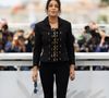Elle a complété cette tenue avec une veste corset signée Versace, issue de la collection 1992-1993.

Leïla Bekhti, présidente du jury, au Photocall du jury "Un Certain Regard" lors du 79ème Festival International du Film de Cannes, le 13 mai 2026.
© Jacovides / Moreau / Bestimage