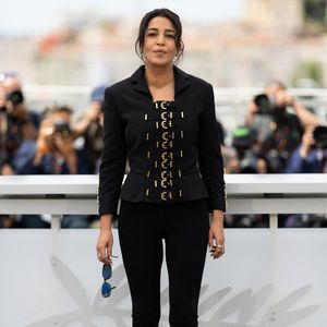 Elle a complété cette tenue avec une veste corset signée Versace, issue de la collection 1992-1993.

Leïla Bekhti, présidente du jury, au Photocall du jury "Un Certain Regard" lors du 79ème Festival International du Film de Cannes, le 13 mai 2026.
© Jacovides / Moreau / Bestimage