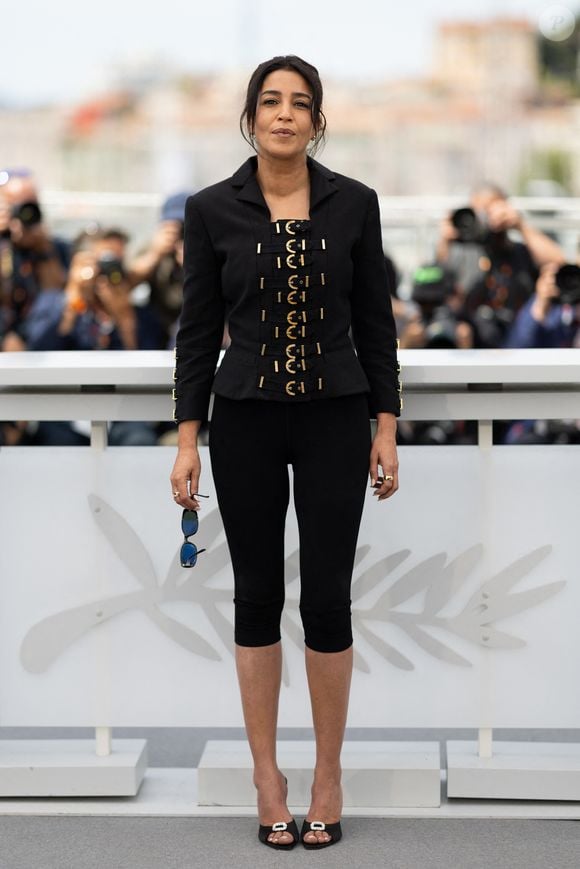 Elle a complété cette tenue avec une veste corset signée Versace, issue de la collection 1992-1993.

Leïla Bekhti, présidente du jury, au Photocall du jury "Un Certain Regard" lors du 79ème Festival International du Film de Cannes, le 13 mai 2026.
© Jacovides / Moreau / Bestimage