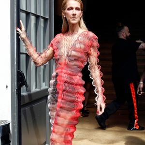 Céline Dion arrive au défilé Iris van Herpen haute couture Automne-Hiver 2019/2020 à Paris, France, le 1er Juillet 2019.
