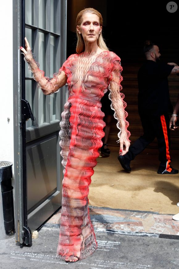 Céline Dion arrive au défilé Iris van Herpen haute couture Automne-Hiver 2019/2020 à Paris, France, le 1er Juillet 2019.