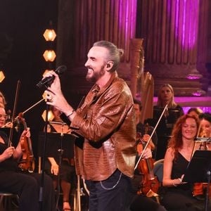 Entourée de prestigieux invités et d'un orchestre symphonique, 

Exclusif - Christophe Willem lors de l’enregistrement de l’émission "Le Grand Echiquier - Spéciale Céline Dion" présentée par C.Chazal et A.Manoukian et diffusée le 20 octobre sur France 2, à Paris, France, le 3 juillet 2026. © Jack Tribeca/Bestimage