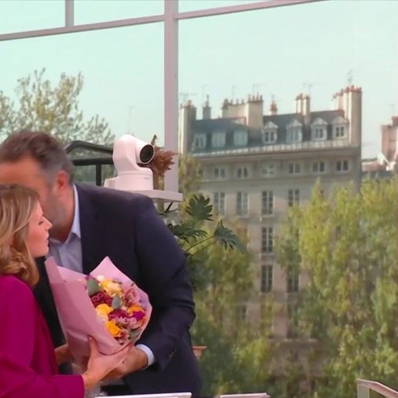 Bruce Toussaint fait ses adieux à Garance Pardigon qui quitte l'antenne de TF1 pour entamer son congé maternité.
Crédit : Bonjour/TF1