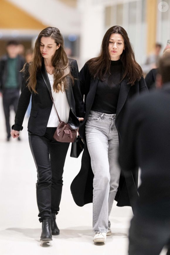 Magda Vavrusova (haut blanc), et une amie à la sortie du procès de Gérard Depardieu pour agressions sexuelles sur deux femmes lors d'un tournage de film en 2021 au tribunal correctionnel de Paris, France, le 25 mars 2025. Depardieu, 76 ans, qui a réalisé plus de 200 films et séries télévisées, a été accusé de comportement inapproprié par une vingtaine de femmes, mais c'est la première affaire à être jugée. Les deux plaignantes - Amélie, 54 ans, décoratrice, et Sarah (nom modifié), 34 ans, assistante réalisatrice - allèguent une agression sexuelle lors du tournage en 2021 de « Les Volets Verts » du réalisateur Jean Becker. © Pierre Perusseau/Bestimage