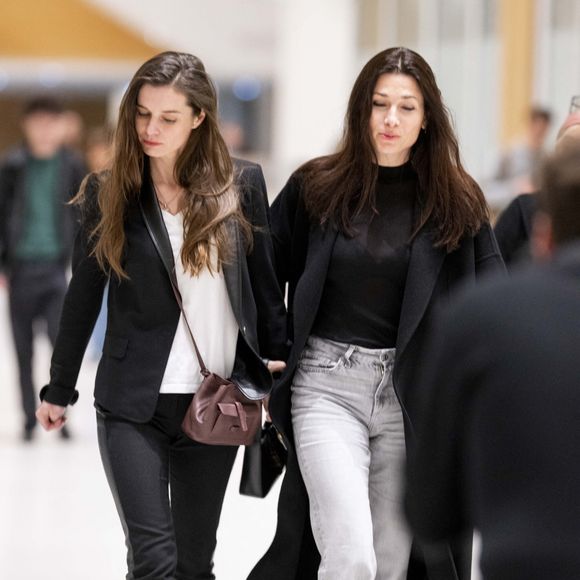 Magda Vavrusova (haut blanc), et une amie à la sortie du procès de Gérard Depardieu pour agressions sexuelles sur deux femmes lors d'un tournage de film en 2021 au tribunal correctionnel de Paris, France, le 25 mars 2025. Depardieu, 76 ans, qui a réalisé plus de 200 films et séries télévisées, a été accusé de comportement inapproprié par une vingtaine de femmes, mais c'est la première affaire à être jugée. Les deux plaignantes - Amélie, 54 ans, décoratrice, et Sarah (nom modifié), 34 ans, assistante réalisatrice - allèguent une agression sexuelle lors du tournage en 2021 de « Les Volets Verts » du réalisateur Jean Becker. © Pierre Perusseau/Bestimage