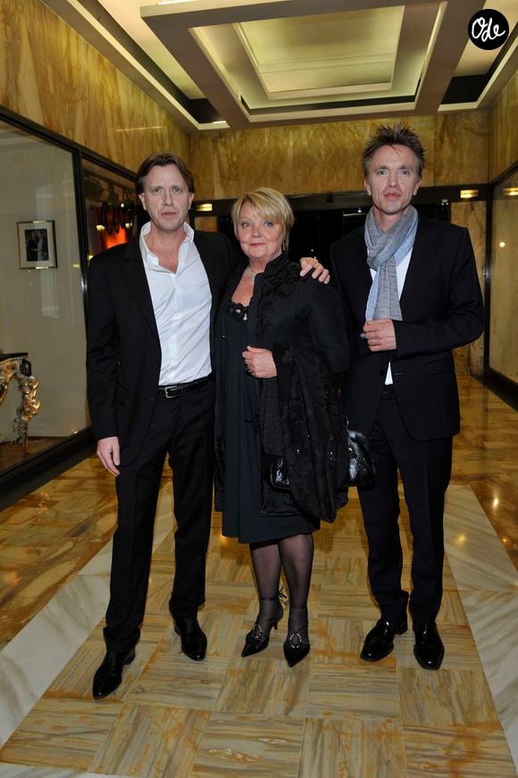 "Ça n’a pas été simple parce qu’il y avait beaucoup de dettes au moment du décès : aux impôts, à l’Urssaf".

Claude Francois Junior, a gauche, sa mere, Isabelle Foret et Marc Francois sont a Monaco le 10 mars 2012, pour l'avant premiere du film Cloclo realise par Florent Emilio Siri avant sa sortie officielle mercredi 14 mars et un jour avant l'anniversaire de la mort du chanteur populaire (11 mars 1978) qui a fait ses debuts d'artistes en Principaute dans l'orchestre de variete de Monaco dirige par Louis Frosio. © JUNIOR / BESTIMAGE
