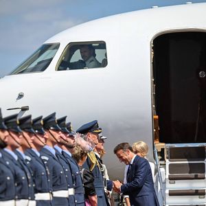 Le prince William, prince de Galles, et Catherine (Kate) Middleton, princesse de Galles, accueillent le couple présidentiel français le président Emmanuel Macron et sa femme la Première Dame Brigitte Macron à l'aéroport Station RAF de Northolt, à Ruislip, Royaume Uni, le 8 juillet 2025. À l'invitation de Leurs Majestés le roi et la reined'Angleterre, le président français et Madame la Première effectueront une visite d'État au Royaume-Uni du 8 au 10 juillet 2025. © Jeanne Accorsini/Pool/Bestimage
