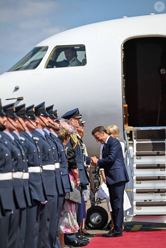 Le prince William, prince de Galles, et Catherine (Kate) Middleton, princesse de Galles, accueillent le couple présidentiel français le président Emmanuel Macron et sa femme la Première Dame Brigitte Macron à l'aéroport Station RAF de Northolt, à Ruislip, Royaume Uni, le 8 juillet 2025. À l'invitation de Leurs Majestés le roi et la reined'Angleterre, le président français et Madame la Première effectueront une visite d'État au Royaume-Uni du 8 au 10 juillet 2025. © Jeanne Accorsini/Pool/Bestimage
