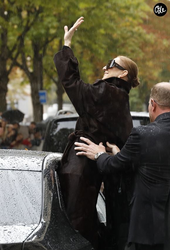 Céline Dion salue ses fans sous la pluie, à la sortie de l’hôtel Royal Monceau à Paris, avant de rejoindre "La Plenitude Arena de Paris La Défense" pour poursuivre sa série de concerts, le 30 septembre 2026. © Marc Ausset Lacroix / Bestimage