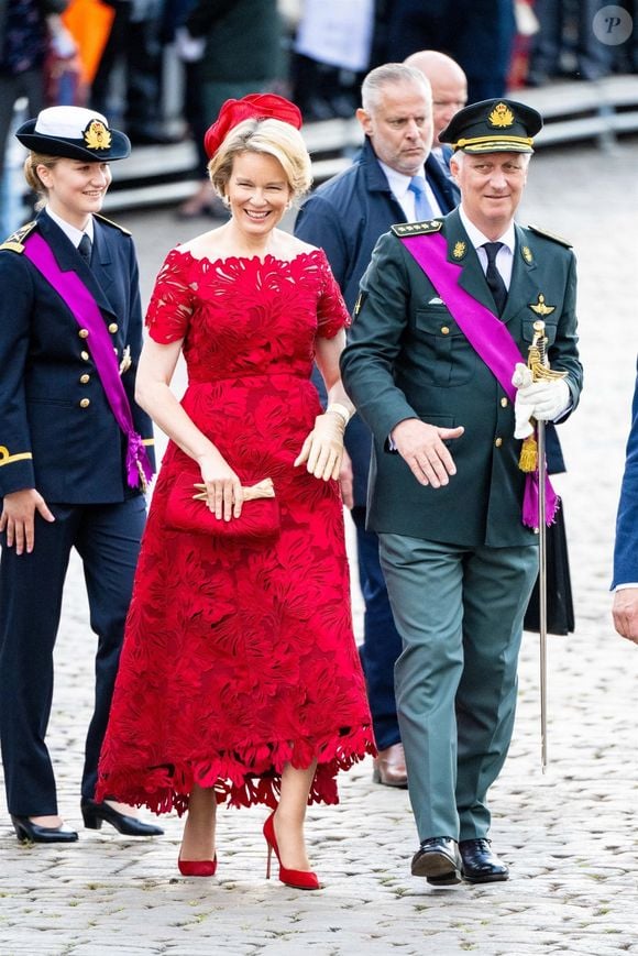 Bruxelles, BELGIQUE – Le roi Philippe de Belgique, la reine Mathilde de Belgique, la princesse Delphine de Belgique et James O’Hare assistent aux célébrations de la Fête nationale 2025 devant le Palais royal de Bruxelles, en Belgique.

Photo : Backgrid USA / Bestimage