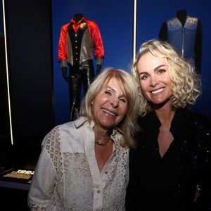 Exclusif - Laeticia Hallyday et sa mére Françoise Thibaut - Vernissage de l'exposition "Johnny Hallyday, l'exposition" au Palais des Expositions à Paris. Le 21 décembre 2023
© Dominique Jacovides / Bestimage