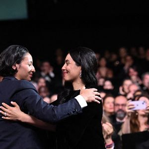 La réalisatrice et scénariste française Hafsia Herzi félicite chaleureusement l'actrice française Nadia Melliti après qu'elle ait remporté le Prix d'interprétation féminine pour son rôle dans le film "La Petite dernière", lors de la cérémonie de clôture de la 78e édition du Festival de Cannes à Cannes, France, le 24 mai 2025. Photo de David Niviere/ABACAPRESS.COM