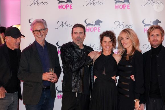 Thierry Lhermitte (Ambassadeur de HOPE), Annabel Brourhant (Co-fondatrice de HOPE), Laurent Baffie, Richard Orlinski (ambassadeur de Hope, parrain du gala), Elodie Fontan (marraine de Hope), Philippe Lacheau lors de la soirée annuelle de gala de l'association Hope au pavillon Gabriel à Paris le 14 octobre 2025.
L’association HOPE propose, à travers l’équithérapie et de nombreux ateliers artistiques, un accompagnement destiné aux femmes qui, après l’annonce de leur cancer, souhaitent se reconstruire émotionnellement et retrouver confiance en elles, au-delà du parcours médical.

© Anne-Sophie Guebey / Bestimage