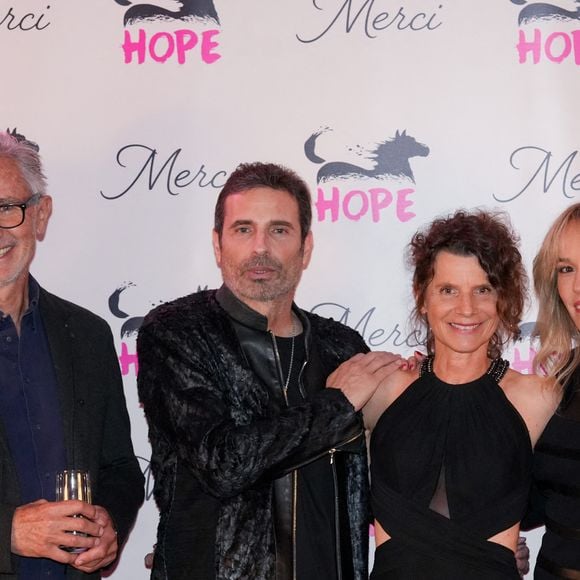 Thierry Lhermitte (Ambassadeur de HOPE), Annabel Brourhant (Co-fondatrice de HOPE), Laurent Baffie, Richard Orlinski (ambassadeur de Hope, parrain du gala), Elodie Fontan (marraine de Hope), Philippe Lacheau lors de la soirée annuelle de gala de l'association Hope au pavillon Gabriel à Paris le 14 octobre 2025.
L’association HOPE propose, à travers l’équithérapie et de nombreux ateliers artistiques, un accompagnement destiné aux femmes qui, après l’annonce de leur cancer, souhaitent se reconstruire émotionnellement et retrouver confiance en elles, au-delà du parcours médical.

© Anne-Sophie Guebey / Bestimage