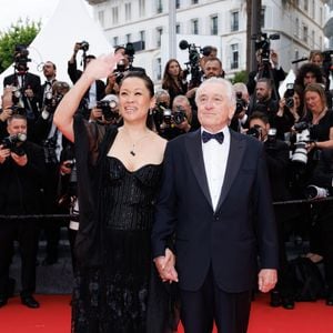 Tiffany Chen et son compagnon Robert de Niro - Montée des marches du film « Partir un jour » pour la cérémonie d’ouverture du 78ème Festival International du Film de Cannes, au Palais des Festivals à Cannes. Le 13 mai 2025
© Jacovides-Moreau / Bestimage