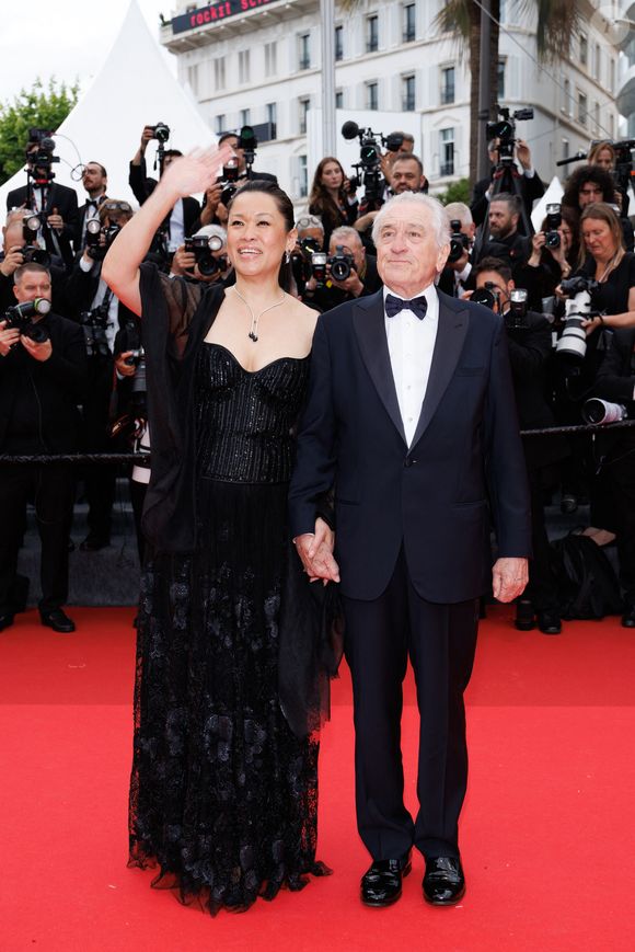 Tiffany Chen et son compagnon Robert de Niro - Montée des marches du film « Partir un jour » pour la cérémonie d’ouverture du 78ème Festival International du Film de Cannes, au Palais des Festivals à Cannes. Le 13 mai 2025
© Jacovides-Moreau / Bestimage