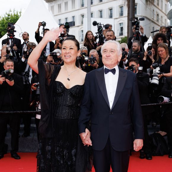 Tiffany Chen et son compagnon Robert de Niro - Montée des marches du film « Partir un jour » pour la cérémonie d’ouverture du 78ème Festival International du Film de Cannes, au Palais des Festivals à Cannes. Le 13 mai 2025
© Jacovides-Moreau / Bestimage
