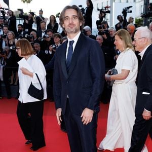 Il décrypte la réalité complexe du financement des films et les coulisses parfois rudes du secteur.

Dimitri Rassam - Montée des marches pour la cérémonie de clôture du 79ème Festival International du Film de Cannes, le 23 mai 2026. 

© Jacovides-Moreau / Bestimage