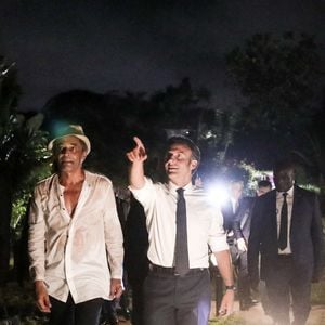Le Village Noah est même devenu un véritable passage obligé, pour les grands de ce monde qui se rendent au Cameroun.

Le président français Emmanuel Macron et Yannick Noah  au village Noah pour un débat avec la société civile et un concert, Yaoundé, Cameroun, le 26 juillet 2022. Emmanuel Macron effectue une tournée africaine de trois jours au Cameroun, au Bénin et en Guinée-Bissau.  © Stéphane Lemouton/Bestimage