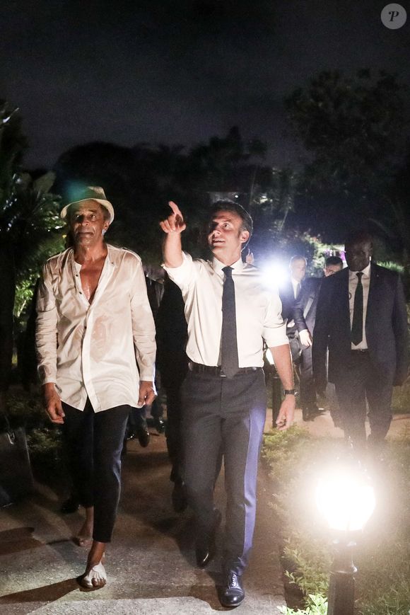 Le Village Noah est même devenu un véritable passage obligé, pour les grands de ce monde qui se rendent au Cameroun.

Le président français Emmanuel Macron et Yannick Noah  au village Noah pour un débat avec la société civile et un concert, Yaoundé, Cameroun, le 26 juillet 2022. Emmanuel Macron effectue une tournée africaine de trois jours au Cameroun, au Bénin et en Guinée-Bissau.  © Stéphane Lemouton/Bestimage