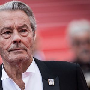 Entre sobriété et émotion, Douchy a rappelé combien Delon restait un voisin singulier et une figure toujours vivante dans la mémoire collective.

Alain Delon (avec un badge Paris Match d'une ancienne couverture du magazine titrant "Alain Delon, mes deux amours, Rosalie et Anouchka) - Montée des marches du film "A Hidden Life" lors du 72ème Festival International du Film de Cannes. Le 19 mai 2019
© Jacovides-Moreau / Bestimage
