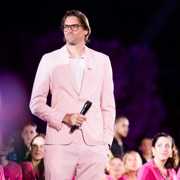 Camille Lacourt assiste à la soirée de lancement "Octobre Rose 2025" organisée par l'association Ruban Rose le mardi trente septembre deux mille vingt-cinq sur le Champ-de-Mars à Paris, France, face à la Tour Eiffel illuminée de rose. L'événement, présenté par I. Ithurburu et diffusé en direct sur BRUT, a réuni de nombreuses personnalités engagées pour la sensibilisation au cancer du sein et le soutien à la recherche. Crédit : Léa Maï / Bestimage.

No web Belgique et Suisse