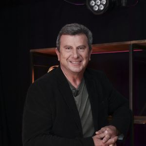 Pascal Bataille en interview pour "Purepeople", avec le format "En privé avec"