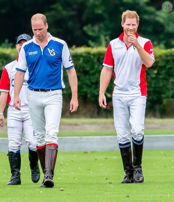 Malgré leur éloignement du cercle royal, Harry et William restent profondément attachés à cet héritage maternel, entre respect des coutumes et tensions familiales.

Le prince William, duc de Cambridge et son frère le prince Harry, duc de Sussex lors d'un match de polo de bienfaisance King Power Royal Charity Polo Day à Wokinghan, comté de Berkshire, Royaume Uni, le 10 juillet 2019. AGENCE / BESTIMAGE