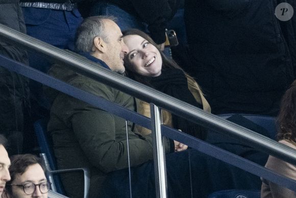 Elie Semoun et sa compagne Aude Fraineau dans les tribunes lors du match de Ligue 1 Uber Eats "PSG - Monaco (5-2)" au Parc Des Princes, le 24 novembre 2023.
© Cyril Moreau/Bestimage