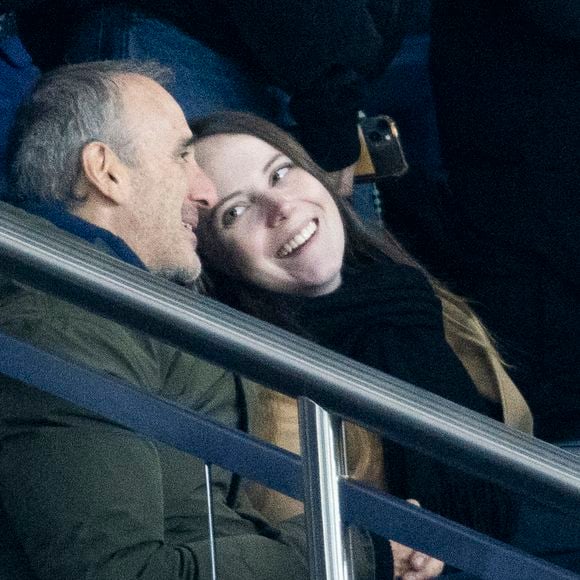 Elie Semoun et sa compagne Aude Fraineau dans les tribunes lors du match de Ligue 1 Uber Eats "PSG - Monaco (5-2)" au Parc Des Princes, le 24 novembre 2023.
© Cyril Moreau/Bestimage