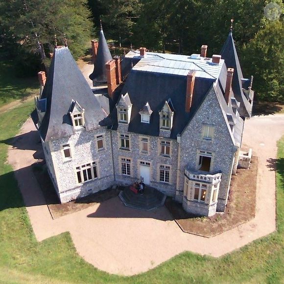 Il propose la location du château pour des événements, à partir de 5 000 euros.

Le Château de la Vernée situé dans la Nièvre.