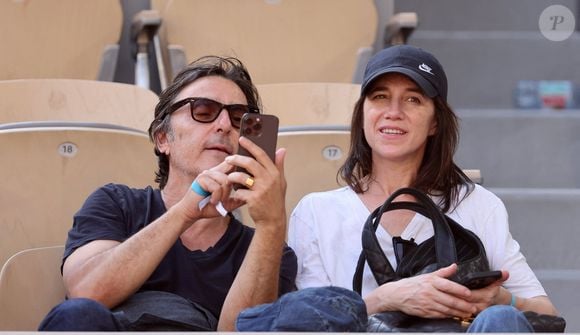 Charlotte Gainsbourg et son compagnon Yvan Attal en tribunes lors des Internationaux de France de tennis de Roland Garros 2023, à Paris, France, le 9 juin 2023. © Jacovides-Moreau/Bestimage