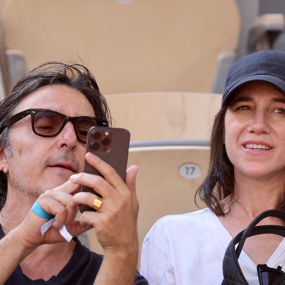 Charlotte Gainsbourg et son compagnon Yvan Attal en tribunes lors des Internationaux de France de tennis de Roland Garros 2023, à Paris, France, le 9 juin 2023. © Jacovides-Moreau/Bestimage