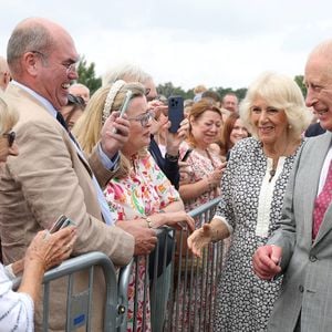 Passionnée d’apiculture, elle commercialise son miel pour des causes caritatives, tout comme le roi Charles, qui entretient plusieurs ruches à Highgrove, Clarence House et Buckingham Palace. 

Le roi Charles III d'Angleterre et Camilla Parker Bowles, reine consort d'Angleterre,visitent le Sandringham Flower Show 2025. © Chris Radburn/WPA-Pool/Bestimage